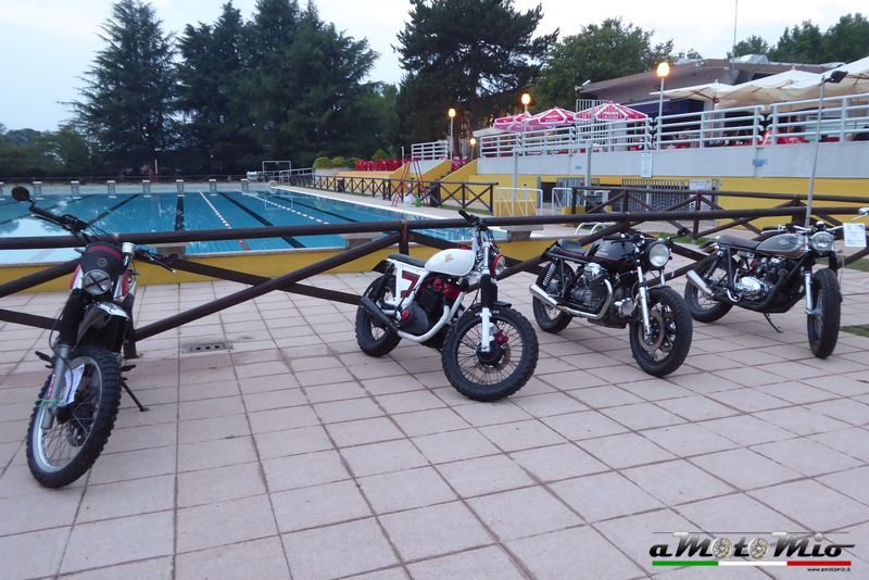 La pioggia bagna le moto schierate
