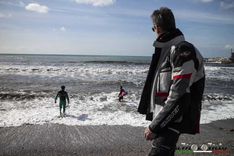 Sulla spiaggia a guardare i surfisti