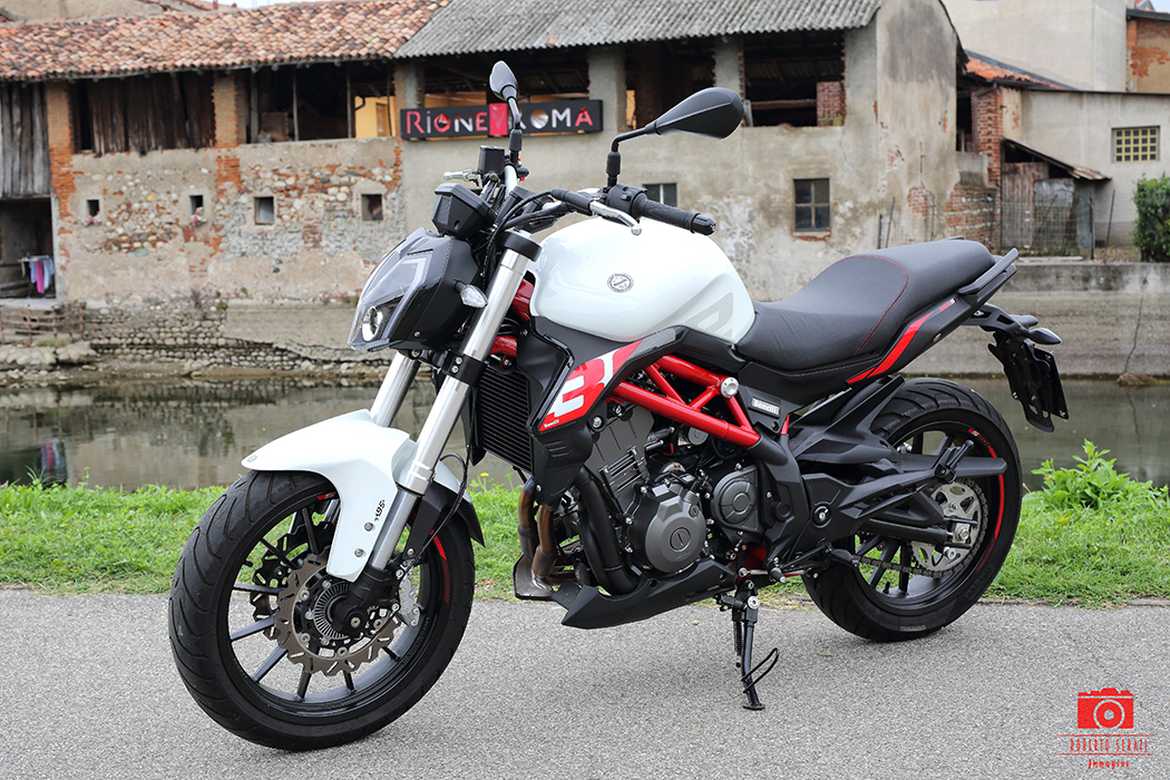tre quarti ant Benelli 302s