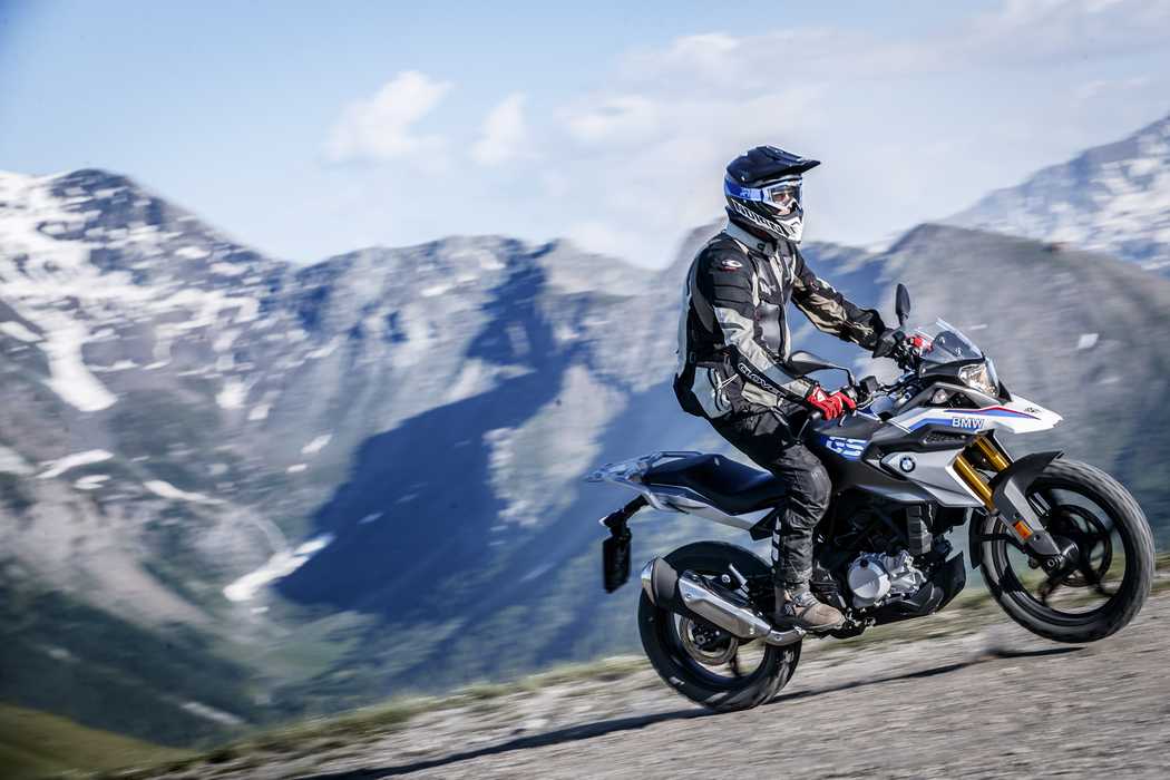 In moto oltre le nuvole