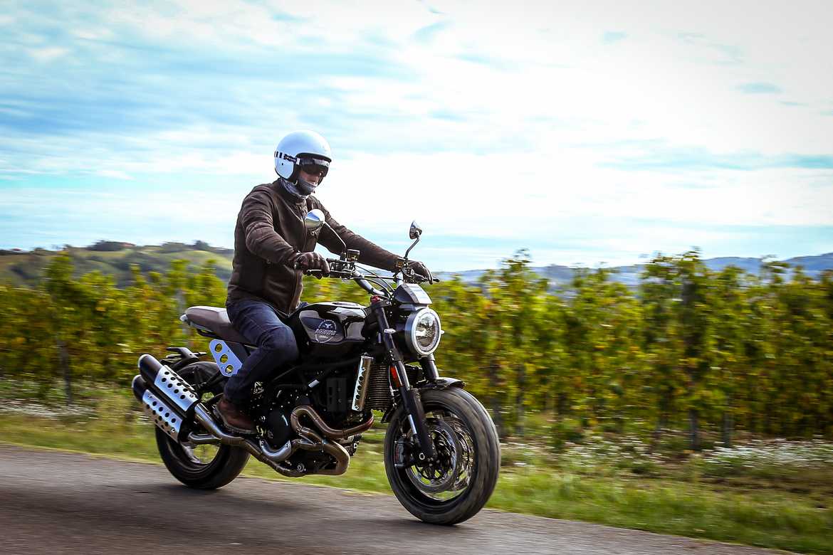 Moto Morini in sella Super Scrambler