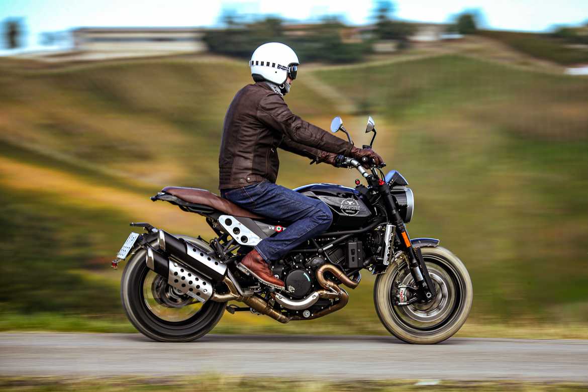 Moto Morini in sella Super Scrambler