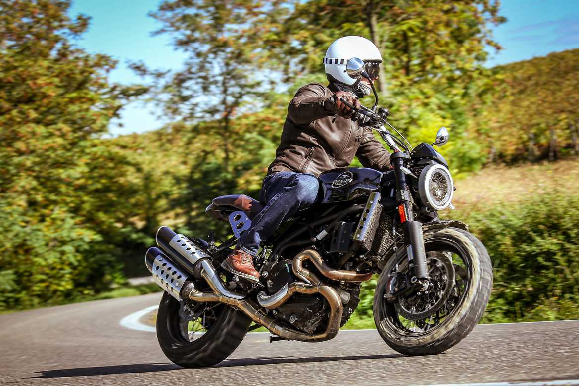 Moto Morini curva Super Scrambler