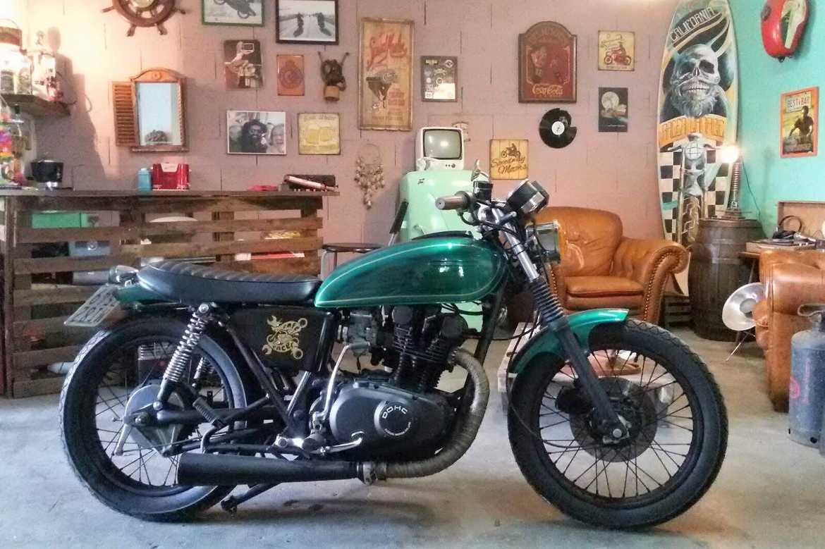Suzuki GS400 California Racer Garage