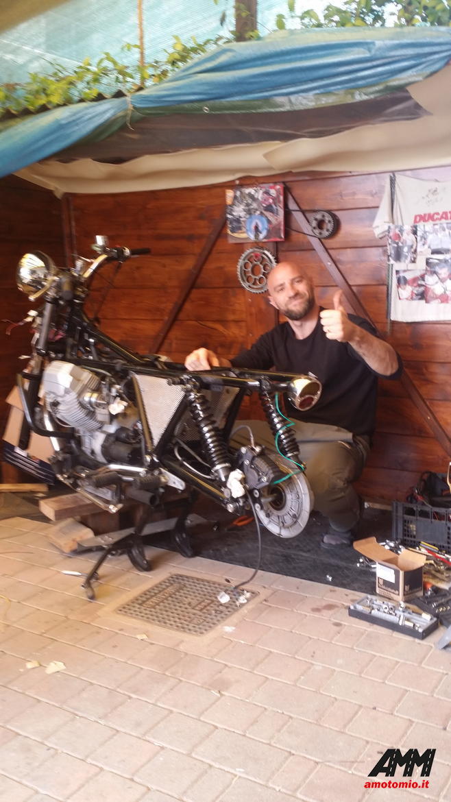 Francesco al lavoro sulla Moto Guzzi Francesco al lavoro sulla Moto Guzzi