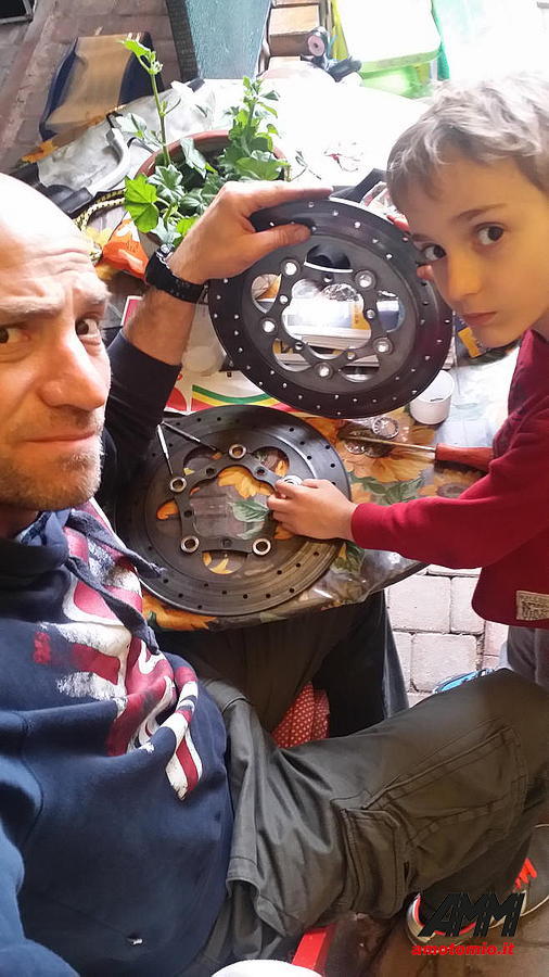 Francesco e il piccolo meccanico al lavoro Francesco e il piccolo meccanico al lavoro