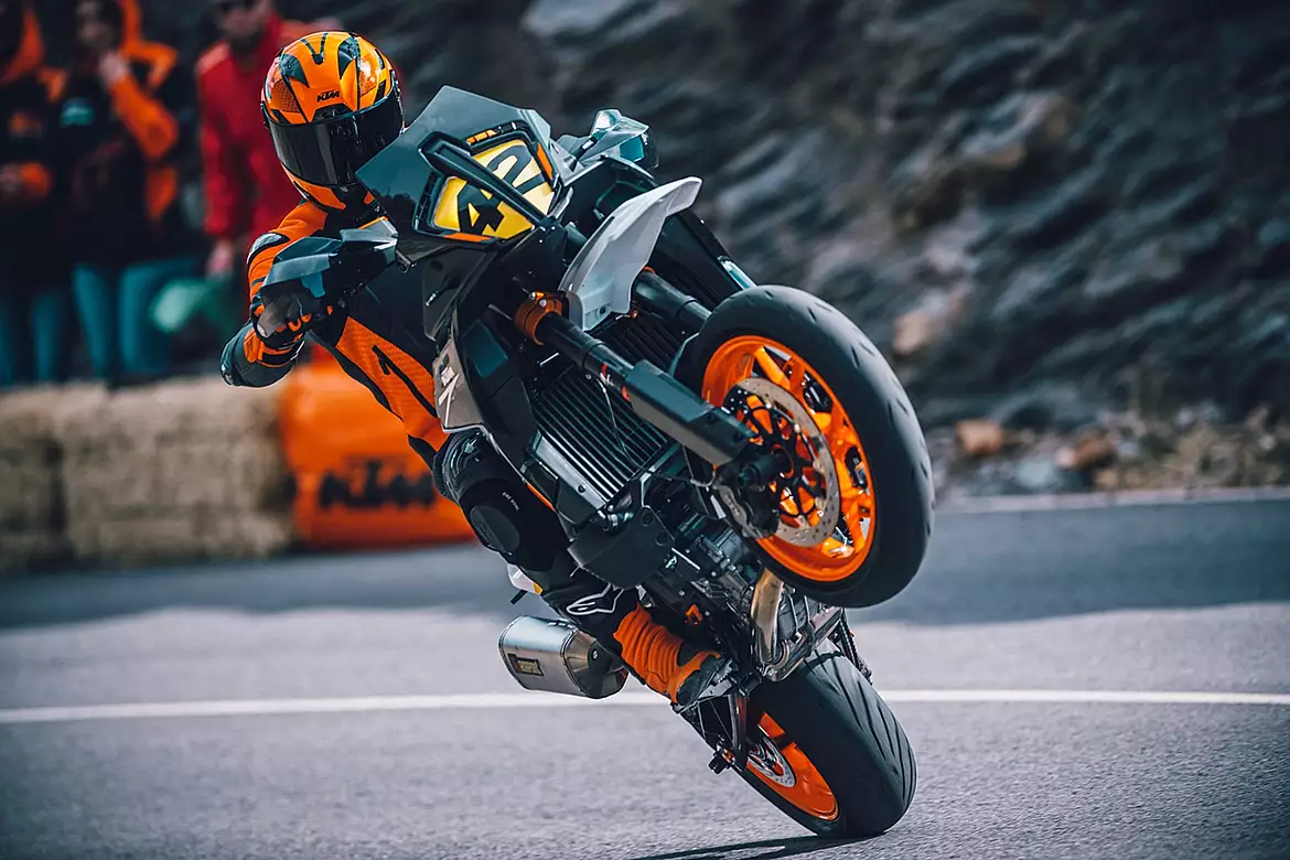 KTM SMT 890 wheeling