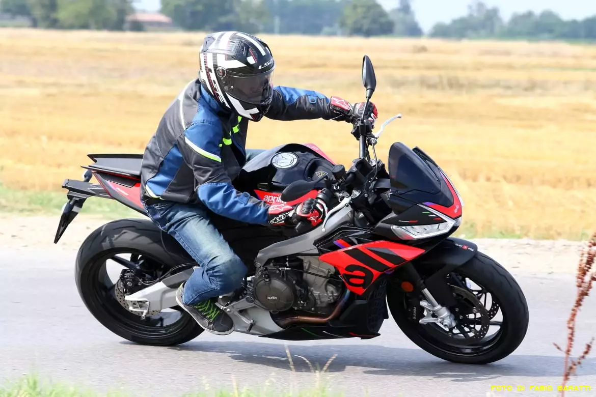 LS2 Vector II Carbon con Aprilia Tuono LS2 Vector II Carbon con Aprilia Tuono