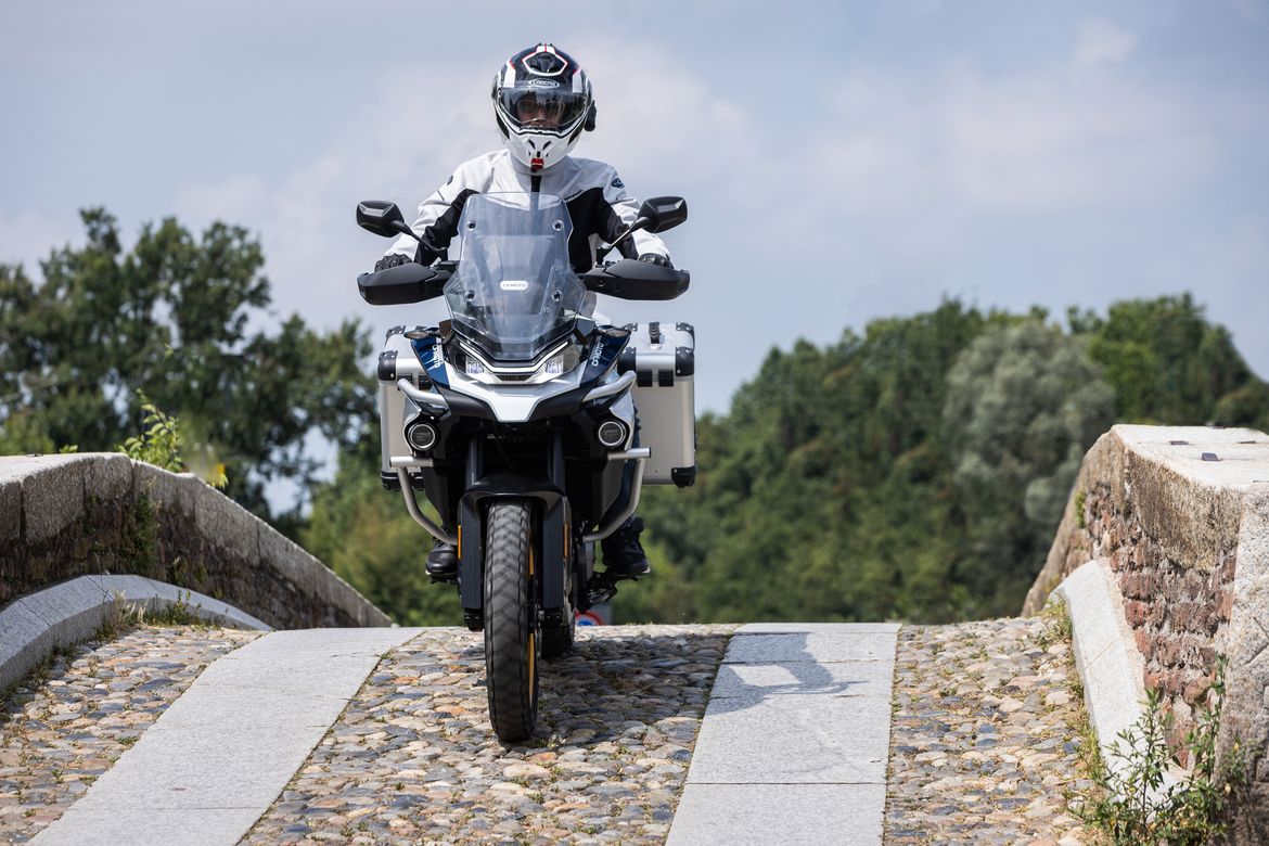 CFMoto 800MT 10 CFMoto 800MT 10