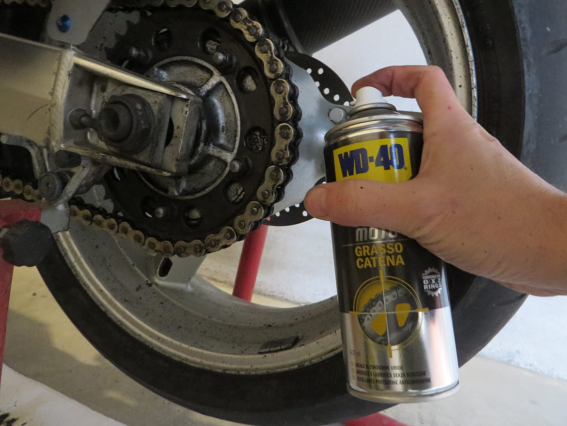 Grasso catena moto WD40