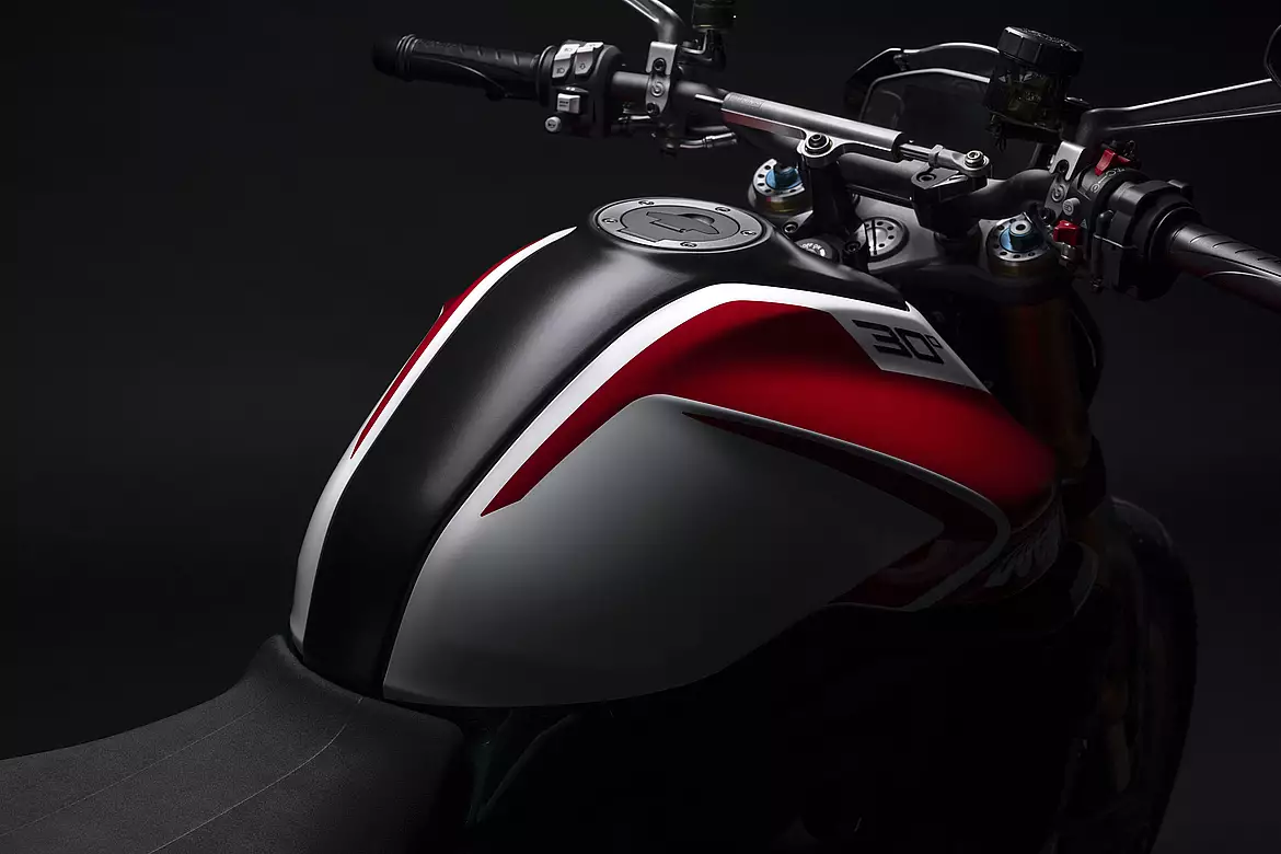 Ducati Monster 2024 serbatoio e manubrio Ducati Monster 2024 serbatoio e manubrio