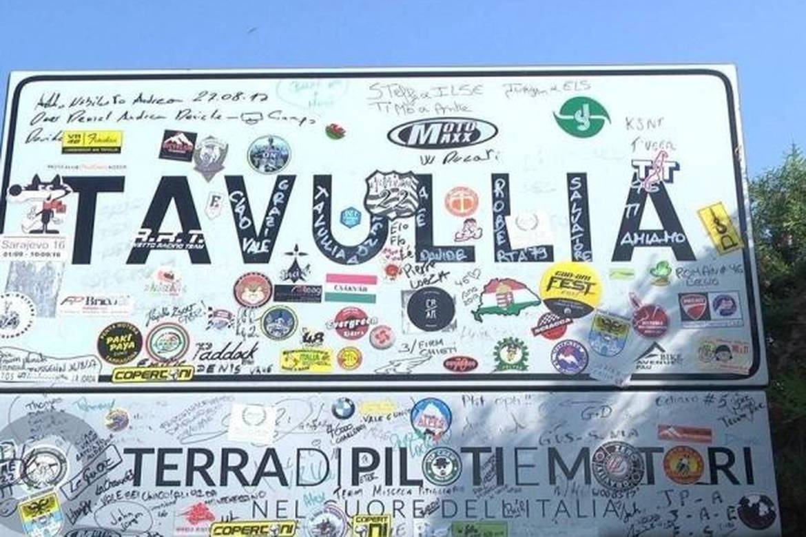 Lo striscione di Rossi a Tavullia