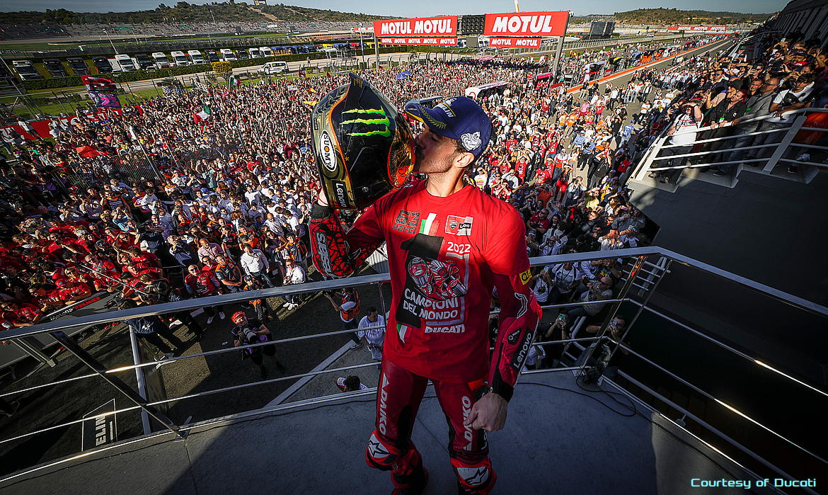 pecco bagnaia podio mondiale 2022 pecco bagnaia podio mondiale 2022