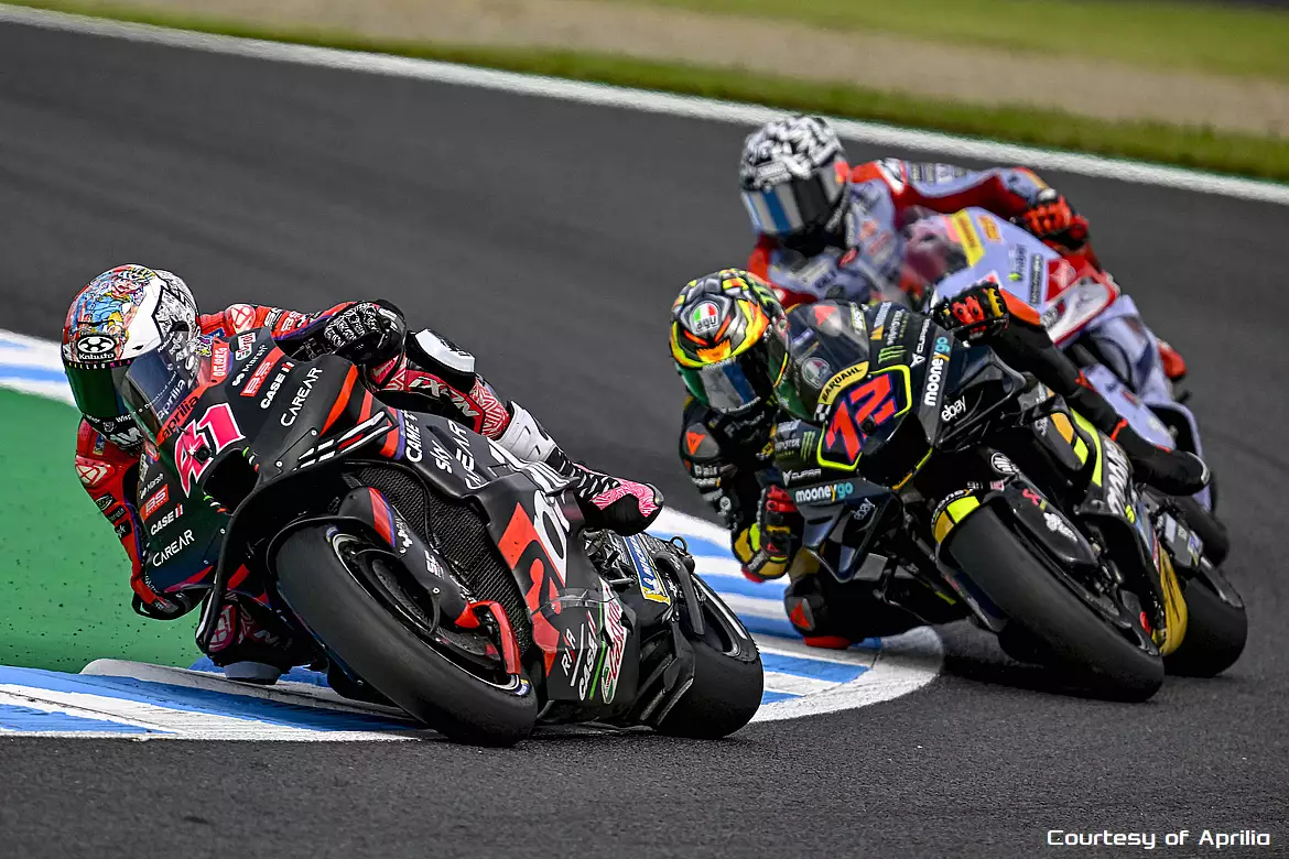Espargarò contro Bezzecchi a Motegi Espargarò contro Bezzecchi a Motegi
