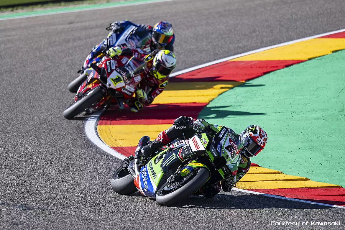 Jonathan Rea davanti a Bautista e Ragzatlioglu Jonathan Rea davanti a Bautista e Ragzatlioglu